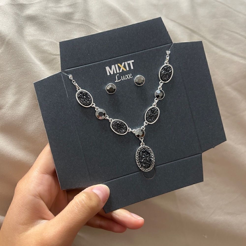 Bracelet and necklace matching set